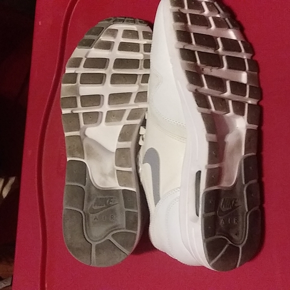 Nike air max woman 9.5. Gently worn.white grey logo. - Picture 6 of 8